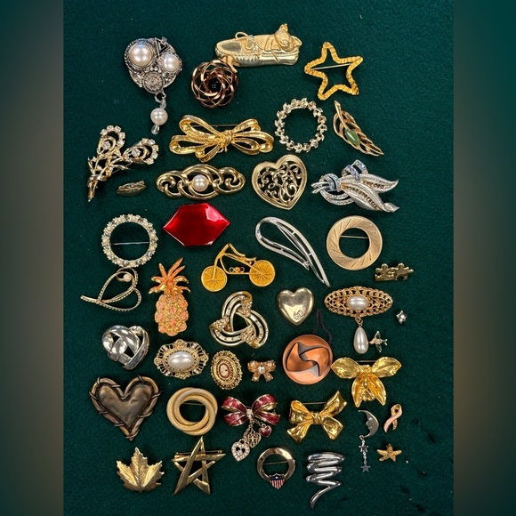 50 costume pins. - Picture 9 of 10